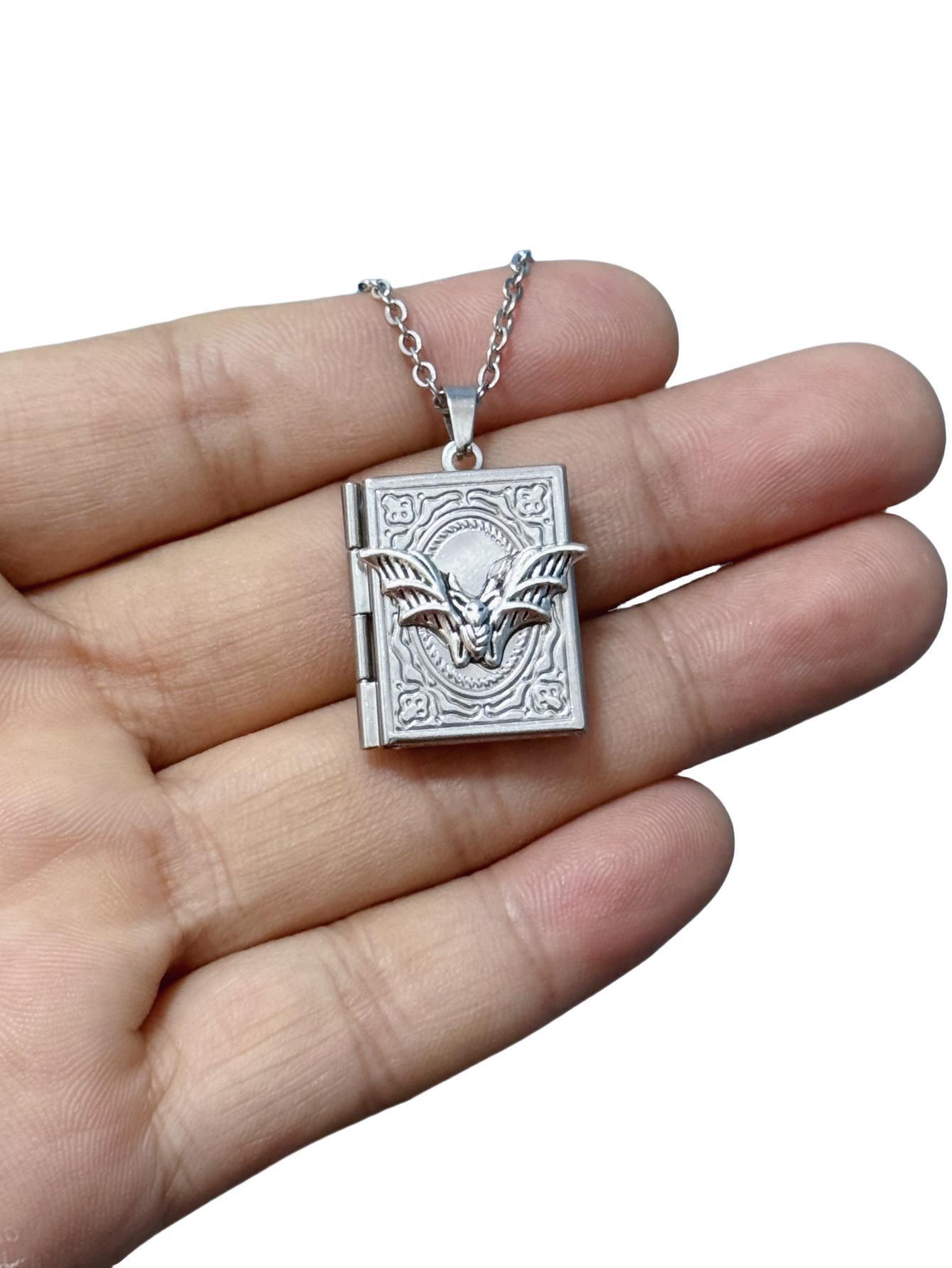 Gotik Kitap Hayvan Kolye, Foto - Vintage Fashion Books incelemesi ve fiyatı